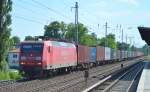145 053-5 mit Containerzug am 07.06.14 Richtung Bernau in Berlin-Karow.