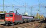 145 004-8 mit einem Güterzug polnischer Drehgestell-Flachwagen mit Stahlbrammen beladen am 26.10.15 Durchfahrt Bhf.