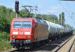 145 075-8 mit Kesselwagenzug am 09.08.17 Berlin-Hohenschönhausen.