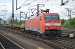 152 159-0 mit einem gemischten Güterzug auch mit Personenwagen und Bahndienstawgen am Haken am 03.05.14 Durchfahrt Bhf.