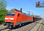 152 030-3 mit einem Zug gedeckter Schüttgutwagen (skw Piesteritz)am 10.05.16 Berlin-Hohenschönhausen.