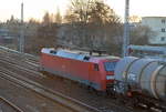 152 071-7 mit Kesselwagenzug am 21.12.16 Berlin-Springpfuhl.