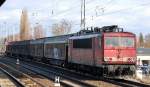 Ein kurzer Güterzug gezogen von 298 308-8 und am Ende mit dran 155 245-4 mit Lokführer, 12.02.14 Berlin-Karow.