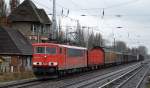 155 084-7 mit gemischtem Güterzug und 298 316-1 hinten dran am 12.01.15 Richtung Bernau in Berlin-Buch.