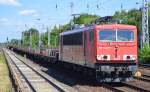 155 032-6 müht sich bei hohen Temperaturen mit einem Transportzug Stahlbramen am 30-06-15 Berlin-Hirschgarten.