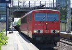 155 061-5 mit einem ganzzug Drehgestell-Flachawgen mit altem Gleisschotter Richtung Industrieübergabe Noedost am 07.06.16 Berlion Hohenschönhausen.