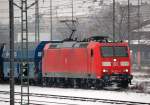 185 010-6 mit einem Zug polnischer Selbstentladewagen, wahrscheinlich Kohlelieferung fr eines der Berliner Kohlekraftwerke beim Kurzhalt Berlin-Beusselstr.