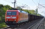 BR 185/562980/185-054-4-mit-ganzzug-rolldachwagen-am 185 054-4 mit Ganzzug Rolldachwagen am 12.05.17 Berlin-Hohenschönhausen.