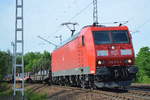 185 010-6 mit einem Güterzug mit Stahlbrammen am 29.05.17 Berlin-Wuhlheide.