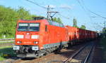 185 177-3 mit einem langen gemischten Güterzug aus Richtung Industrieübergabe Nordost am 31.05.17 Berlin-Hohenschönhausen.