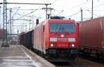 185 278-9 mit gemischtem Güterzug fährt zum Kurzhalt mit Personalwechsel im Bhf.