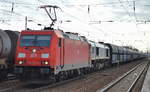 185 231-8 mit ECR Lok 077 028-4 (92 87 0 077028-4 F-DB) am Haken und ein gemischter Güterzug, am 16.03.17 Bf.