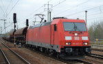 185 347-2 mit einigen wenigen Güterwagen am 12.04.16 Durchfahrt Bhf.Flughafen Berlin-Schönefeld.