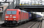 185 376-1 mit Containerzug (nur chinesische dunkelblaue Container der Linie CR Express) am 23.11.17 BF. Berlin-Hohenschönhausen.
