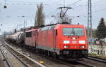 185 398-5 mit 155 219-9 und gemischtem Kesselwagenzug am Haken am 05.12.17 Berlin-Karow.