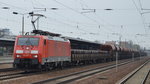BR 189/492449/189-057-3-mit-gemischtem-gueterzug-am 189 057-3 mit gemischtem Güterzug am 12.04.16 Durchfahrt Bhf. Flughafen Berlin-Schönefeld.