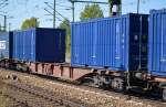 DB Containertragwagen mit der Nr. 31 TEN 80 D-DB 4543 435-0 Sgns 681 beladen mit zwei blauen Containern mit auffligen Seitenverstrebungen? am 04.09.14 Bhf. Flughafen Berlin-Schnefeld.