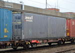 DB Cargo mit dem Containertragwagen mit der Nr. 25 RIV 80 D-BTSK 4435 350-0 Lgns 583 am 11.10.17 Bf. Berlin-Lichtenberg. Ein 40ft Standard seaco seacell Container als Ladegut.