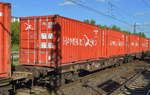 containertragwagen/585233/eine-ganze-reihe-208217-standard-hamburg Eine ganze Reihe 20’ Standard HAMBURG SÜD Container auf DB Containertragwagen am 31.05.17 Berlin-Hohenschönhausen.