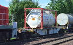 containertragwagen/594698/drehgestell-containertragwagen-der-db-mit-der-nr Drehgestell-Containertragwagen der DB mit der Nr. 31 RIV 80 D-DB 4556 548-4 Sgns 692/ AAE S71 beladen mit Tankcontainer am 31.07.17 Dresden-Strehlen. 