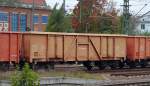 Offener Drehgestell-Güterwagen in orange der DB Schenker Rail Polska mit der Nr. 33 RIV 54 PL-DBSRP 5338880-6 Eaos 3100 am 24.10.14 gesichtet in einem gemischten Güterzug gegenüber dem Berliner Westhafen. 