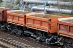 Ein oranger Schüttgutkippwagen der DB SCHENKER RAIL ROMANIA SRL mit der Nr. 33 RIV 53 RO-DBSR 6770 124-0 Fans am 04.04.16 Berlin Springpfuhl.