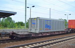 Drehgestell-Tragwagen für Container und Jumbo-Wechselbehälter der DB mit der Nr. 81 80 D-DB 4522 062-6 Sgkkms 698 am 26.07.16 Bf. Flughafen Berlin-Schönefeld.