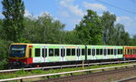 S42 Ringbahn der Berliner S-Bahn mit dem Werbeviertelzug 481 023-0 für Fa. kautionfrei.de bei der Einfahrt Bf. Berlin Jungfernheide am 03.06.16