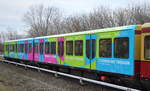 Im winterlichen Einheitsgrau eine farbliche Abwechslung, diese neue Werbefolie (Firma bt-u) bei dem S-Bahn Vietelzug 481/482 173-2 am 15.12.16 Bf.