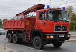 Sonderfahrzeug der Berliner Feuerwehr, ein älterer MAN 26.272 Kipper mit Ladekran interne Bezeichnung LKW 3 Ladekran mit Unfall-PKW beladen am 28.09.16 Berlin Marzahn.