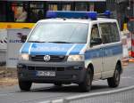 Der VW T4 Multivan, der Standardkleinbus der Bundespolizei ist hufig in Berlin zu sehen, 27.05.10 Berlin Spandauer damm Brcke.