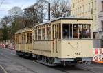 Auch diese historische Berliner Tram war heute auf regulrer Strecke in Berlin unterwegs, hier ein Triebwagen mit Hnger, 14.11.10 Berliner Str. Berlin-Pankow.