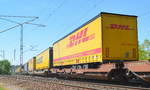 Diverse Fahrzeuge/588745/ein-dhl-lkw-trailer-auf-taschenwagen-am Ein DHL LKW-Trailer auf Taschenwagen am 18.05.17 Berlin-Wuhlheide.