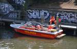 Wenn in Berlin-Kreuzberg Feste gefeiert werden ist auch die DLRG zur Stelle falls jemand in den Berliner Landwehrkanal fällt, hier eine Notfallstelle mit Mitarbeitern und dem Boot 40 der