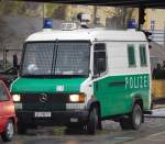 bereitschaftspolizei-einsatzbereitschaften/104989/ein-mb-611-d-gruppenkraftwagen-der Ein MB 611 D Gruppenkraftwagen der Berliner Bereitschaftspolizei, 15.11.08 Berlin-Pankow.