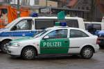 Opel Astra G ein Funstreifenwagen der Berliner Polizei als Demonstrationsfhrungsfahrzeug im Einsatz mit grner Flagge auf dem Dach, 15.11.08 Berlin-Pankow.