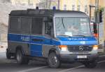 Gruppen- und Manschaftskraftwagen in Berlin u.a./118308/mb-vario-813-d-gruppenkraftwagen-der MB Vario 813 D Gruppenkraftwagen der Berliner Polizei mit blauer Folie, 31.01.11 Berlin-Pankow.
