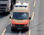 Bin nicht ganz sicher, steht jedenfalls auf der Front City-Ambulance, ein MB 312 D Krankentransporter am 06.04.09 Berliner Stadtautobahn Hhe Spandauer Damm Brcke.