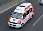 Bundesweit tätig ist die Fa. promedica Rettungsdienst GmbH, hier mit einem VW Krankentransportfahrzeug am 07.05.15 Berliner Stadtautobahn Höhe Knobelsdorffstr.