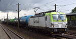 private-evu/889322/itl---eisenbahngesellschaft-mbh-dresden-d ITL - Eisenbahngesellschaft mbH, Dresden [D] mit ihrer Vectron '193 484-3' [NVR-Nummer: 91 80 6193 484-3 D-ITL] und einem Kesselwagenzug (für Dieselkraftstoff) am 22.07.25 Höhe Bahnhof Luckenwalde.