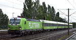 private-evu/889323/flixtrain-gmbh-muenchen-d-mit-der FlixTrain GmbH, München [D] mit der geleasten ELL Vectron '193 443' [NVR-Nummer: 91 80 6193 443-9 D-ELOC] und Wagengarnitur Richtung Berlin Hbf. am 22.07.25 Höhe Bahnhof Luckenwalde.