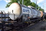 7-gattung-z-kesselwagen-fotos/880318/kesselwagen-vom-einsteller-vtg-mit-der Kesselwagen vom Einsteller VTG mit der Nr. 33 RIV 80 D-VTG 7929 093-3 Zacns für die Befüllung mit Giftiger, organischer, flüssiger Stoff, N.A.G. siehe UN-Nr.: 60/2810 in einem gemischten Güterzug am 07.05.25 Höhe Bahnhof Ruhland.