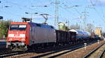 gemischte-gueterzuege/910958/db-cargo-ag-mainz-d-mit DB Cargo AG, Mainz [D] mit ihrer '152 060-0' [NVR-Nummer: 91 80 6152 060-0 D-DB] und einem gemischten Güterzug am 17.03.26 Höhe Bahnhof Schönefeld bei Berlin.