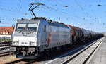 private-evu/913328/hsl-logistik-gmbh-hamburg-d-mit HSL Logistik GmbH, Hamburg [D] mit der geleasten Akiem Lok '186 381' [NVR-Nummer: 91 80 6186 381-0 D-AKIEM] und einem Kesselwagenzug abfahrbereit am 15.04.26 Höhe Bahnhof Senftenberg.