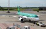 aer-lingus-irland/428743/aer-lingus-mit-airbus-a320-214-cannlaodh Aer Lingus mit Airbus A320-214 'Cannlaodh' (EI-DEH) wird gerade zur Position zum abfahren geschoben, 08.05.15 Flughafen Berlin-Schönefeld.