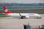 Turkish Airlines Boeing 737-8F2 (TC-JFU) wird in die Abfahrtposition geschoben, 09.05.10 Flughafen Berlin-Tegel.