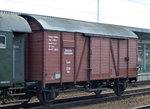 Schöner alter gedeckter Güterwagen der Deutschen Reichsbahn mit der Nr. 27 107 Ghs Aufschrift Oppeln am Haken von der Dampflok 131.060 gezogen von ITL 118 552-9 am 18.04.16 Bhf. Flughafen Berlin-Schönefeld.