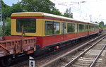 Berliner S-Bahn Vietelzug 481/482 066 bei der Überführung Richtung S-Bahn Betriebswerk Erkner gezogen von LOCON 208 am 04.07.16 Berlin-Hirschgarten.