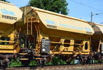 Typischer gelber zweiachsiger Schüttgutwagen mit Schwenkdach und dosierbarer Schwerkraftentladung vom slowakisxchen Einsteller EEWS spol.