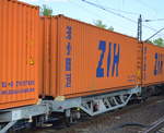 Interessante zweiachsige Containertragwagen aus der Slowakei, im Bild der Wagen mit der Nr. 21 RIV 56 SK-ZSSKC 4426 142-6 Lgs am 31.05.17 Berlin-Hohenschönhausen. 
